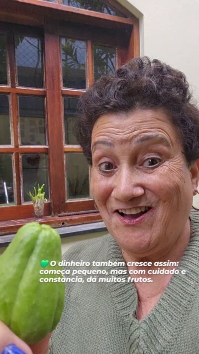 🌱 Tudo começa pequeno.
Assim como esse chuchuzinho que está na minha mão, os outros também começaram pequeninos… e hoje se transformaram em uma colheita linda, com mais de 20 frutos! 💚
Com o dinheiro acontece da mesma forma.
Não é preciso começar com muito. O importante é plantar, cuidar e ter constância.
Pequenas atitudes financeiras de hoje podem gerar grandes resultados no futuro.
✨ Diga SIM para o seu dinheiro.
✨ Cuide do que você planta.
✨ E aproveite os frutos da sua dedicação.
#EducaçãoFinanceira #DinheiroComPropósito #PlanejamentoFinanceiro #FinançasPessoais #MetodologiaSIM