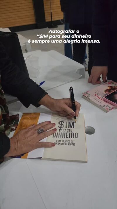 Autografar o “$IM para seu dinheiro” é sempre uma alegria imensa.
Cada livro carrega um convite especial:
olhar para a própria vida financeira com mais consciência, propósito e coragem para transformar sonhos em planos possíveis.
Que cada página inspire novas escolhas, mais organização e muitos “$IM” para aquilo que realmente importa.
E você, já colocou o financeiro na sua vida?
#SimParaSeuDinheiro #OdeteReis #EducaçãoFinanceira