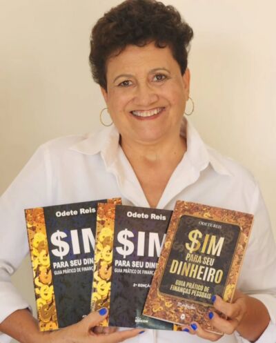 ✨ #TBT com o coração cheio de gratidão.

📚 Segurar as três edições do SIM para o Seu Dinheiro nas mãos é lembrar de cada passo dessa jornada: os desafios, as conquistas, as pessoas que confiaram e os leitores que se transformaram.

💛 Não é só um livro.
É missão. É propósito. É história sendo construída.

🙏 Obrigada a cada pessoa que faz parte desse caminho.

#OdeteReis
#SIMParaSeuDinheiro
#educacaofinanceira