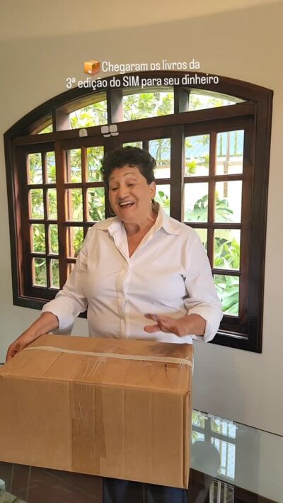 📦 Hoje eu abri uma caixa.
Aliás… foram muitas caixas da 3ª edição do SIM para seu dinheiro.

✨ Junto com a alegria, veio também um sentimento muito forte:
responsabilidade.

💛 Responsabilidade com cada pessoa que vai ter esse livro nas mãos.

📘 Responsabilidade com a Metodologia SIM, que nasceu para ajudar pessoas a construírem uma relação mais consciente e saudável com o dinheiro.

🌱 Educação financeira, para mim, é sobre prosperidade com propósito, tranquilidade e alegria de viver.

📖 Esse livro é mais do que páginas impressas.

É jornada. É história. É transformação.

🙏 Que essa nova edição siga chegando a quem precisa e fazendo diferença de verdade.

#OdeteReis #SIMParaSeuDinheiro #EducaçãoFinanceira #ConsciênciaFinanceira