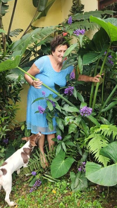 🌿 Hoje, no meu jardim, precisei afastar algumas folhas para conseguir enxergar melhor.

E isso me fez refletir…

💰 Na vida financeira, muitas vezes não é falta de dinheiro.
É falta de clareza.

Estamos cercados de “folhas”:
gastos impulsivos, desorganização, decisões no automático…

E tudo isso vai escondendo o que realmente importa.

✨ Quando você começa a tirar o excesso, organizar e olhar com mais atenção para o seu dinheiro…
tudo começa a fazer sentido.

🌱 Educação financeira não é sobre cortar tudo.
É sobre enxergar melhor para escolher melhor.

👉 Em minhas palestras, sempre digo: clareza traz tranquilidade.

💛 E você… o que precisa afastar hoje para ter mais clareza na sua vida financeira?

#EducaçãoFinanceira #OdeteReis #MetodologiaSIM #SeuDinheiro #ConsciênciaFinanceira