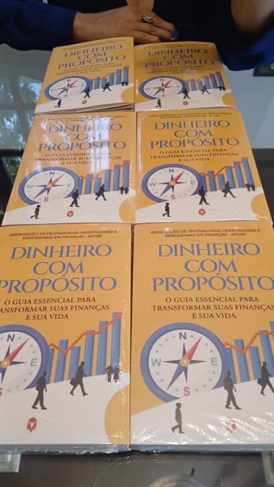 💛 Dinheiro com propósito é sobre alinhar escolhas, valores e vida real.

🪙 Dinheiro representa decisões:
onde investir, como planejar, o que priorizar e como proteger o futuro.

📘 O livro Dinheiro com Propósito reúne reflexões e práticas sobre
investimentos, planejamento financeiro, seguridade, organização e consciência financeira, escritas por 25 coautores, cada um com sua vivência, experiência e olhar sobre o dinheiro.

🌱 Porque educação financeira não é uma fórmula única.

É construção. É escolha. É processo.

✨ Quando o dinheiro encontra propósito, ele deixa de ser apenas número e passa a ser ferramenta de vida.

#OdeteReis
#SIMParaSeuDinheiro
#DinheiroComPropósito
#EducaçãoFinanceira
#InteligênciaFinanceira

@apoefoficial 
@obra_dinheirocomproposito