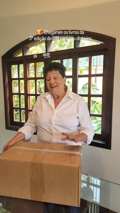 📦 Hoje abri muitas caixas da 3ª edição do $IM para seu dinheiro — e com elas, uma emoção difícil de colocar em palavras.

Cada exemplar carrega mais do que conteúdo: carrega propósito, responsabilidade e compromisso com a transformação da relação das pessoas com o dinheiro.

A educação financeira precisa ser acessível, humana e prática.
E é isso que o SIM nasceu para entregar.

Se este livro chegar até você, que ele seja um ponto de virada. 💛

#OdeteReis #SIMParaSeuDinheiro #EducaçãoFinanceira #ConsciênciaFinanceira
